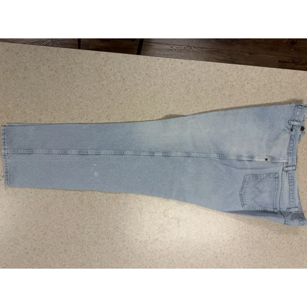 Levi's Jeans Mens 48x32 Light Wash Blue Distressed Relaxed Fit Denim Big Tall
